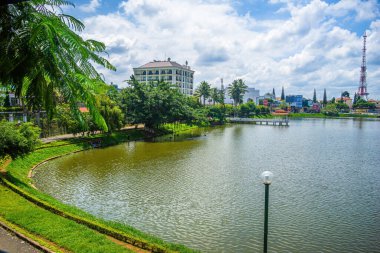 Bao Loc şehri, Vietnam - 01 Mayıs 2021: Küçük Dong Nai Gölü manzarası - Bao Loc şehrinin merkezi gölü, Lam Dong eyaleti, Vietnam. Büyük bir televizyon kulesinin yanında güzel duruyor..