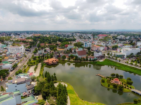 2021年5月1日 越南包罗市 从空中俯瞰位于越南林东道包罗市中部的东奈湖 在大电视塔旁边是个不错的地方 — 图库照片