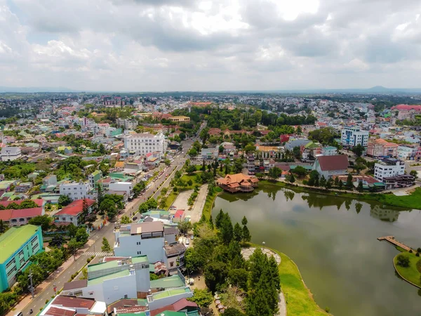 ベトナムバオロック市 May 2021 ベトナムのラムドン省バオロック市の中心的な湖である小さなドンナイ湖の空中ビュー 大きなテレビ塔の横にいいですね — ストック写真