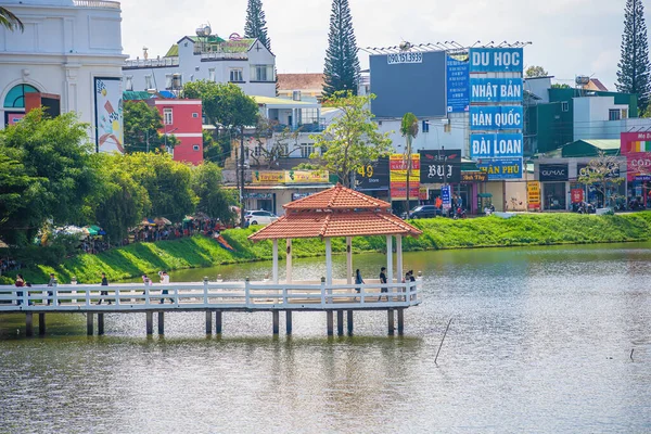 ベトナムバオロック市 5月2021 小さなドンナイ湖のビュー バオロック市 ラムドン省 ベトナムの中央湖 大きなテレビ塔の横にいいですね — ストック写真