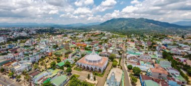 Antik Phuoc Hue pagoda 'nın havadan görünüşü, yaz günü Bao Loc, Vietnam' daki Bao Loc kilisesinin yanında, Lam Dong eyaletinin Di Linh platosunda bulunan huzurlu küçük bir kasaba. Seyahat ve din kavramı.