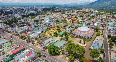 Antik Phuoc Hue pagoda 'nın havadan görünüşü, yaz günü Bao Loc, Vietnam' daki Bao Loc kilisesinin yanında, Lam Dong eyaletinin Di Linh platosunda bulunan huzurlu küçük bir kasaba. Seyahat ve din kavramı.
