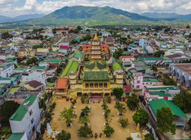 Yazın Bao Loc, Vietnam 'da Phuoc Hue pagoda' nın havadan görünüşü, Lam Dong eyaletinin Di Linh platosunda huzurlu küçük bir kasaba. Seyahat ve din kavramı.