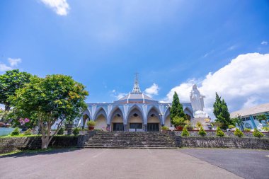 Bao Loc Kilisesi 'nin güzel manzarası Bao Loc şehrinin merkezinde, Lam Dong vilayeti, Vietnam. Seyahat ve din kavramı.