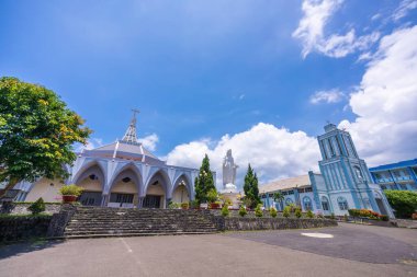 Bao Loc Kilisesi 'nin güzel manzarası Bao Loc şehrinin merkezinde, Lam Dong vilayeti, Vietnam. Seyahat ve din kavramı.