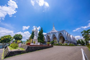 Bao Loc Kilisesi 'nin güzel manzarası Bao Loc şehrinin merkezinde, Lam Dong vilayeti, Vietnam. Seyahat ve din kavramı.