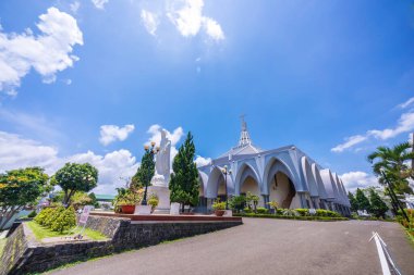 Bao Loc Kilisesi 'nin güzel manzarası Bao Loc şehrinin merkezinde, Lam Dong vilayeti, Vietnam. Seyahat ve din kavramı.