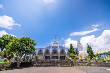 Bao Loc Kilisesi 'nin güzel manzarası Bao Loc şehrinin merkezinde, Lam Dong vilayeti, Vietnam. Seyahat ve din kavramı.