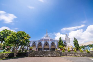 Bao Loc Kilisesi 'nin güzel manzarası Bao Loc şehrinin merkezinde, Lam Dong vilayeti, Vietnam. Seyahat ve din kavramı.