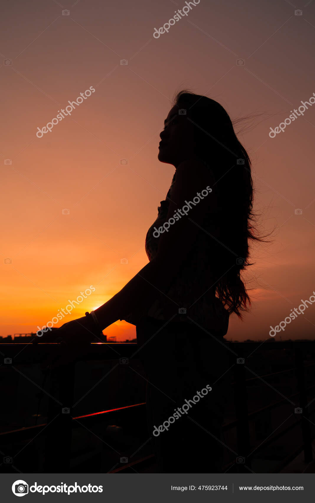 Foto de Perfil Feminino Triste e mais fotos de stock de Adulto