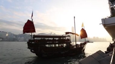 Kırmızı yelken önemsiz teknesi geçirir