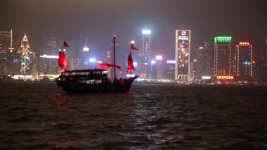 Ünlü kırmızı yelken önemsiz tekne güzel Hong Kong manzarası önünde gece geçirir.,