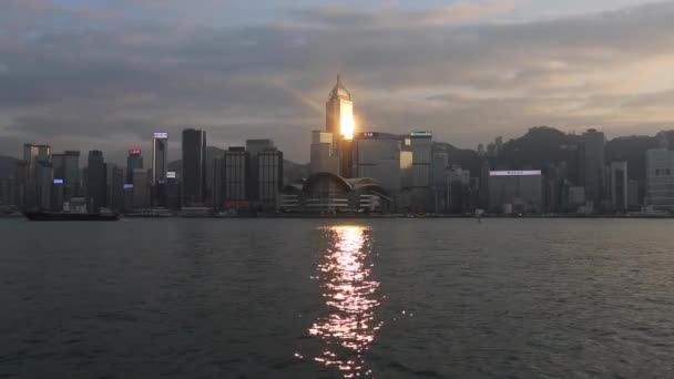 Skyline met een reflectie van een wolkenkrabber-avond. — Stockvideo