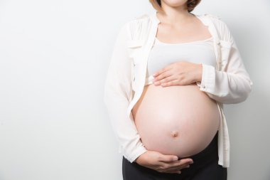 9 aylık hamile kadının göbek 