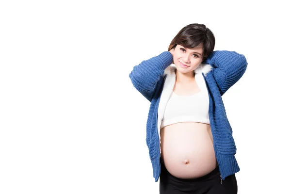 Портрет красивой 9-месячной беременной женщины счастливая поза — стоковое фото