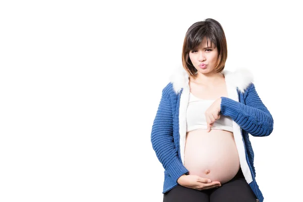 Портрет красавицы, указывающей на живот на 9 месяце беременности — стоковое фото