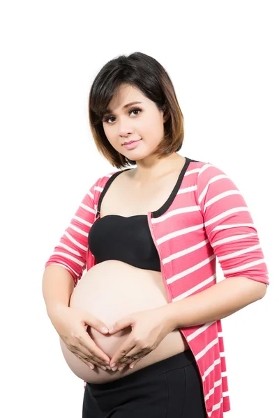 Retrato de la hermosa mujer embarazada de 9 meses con corazón de — Foto de Stock