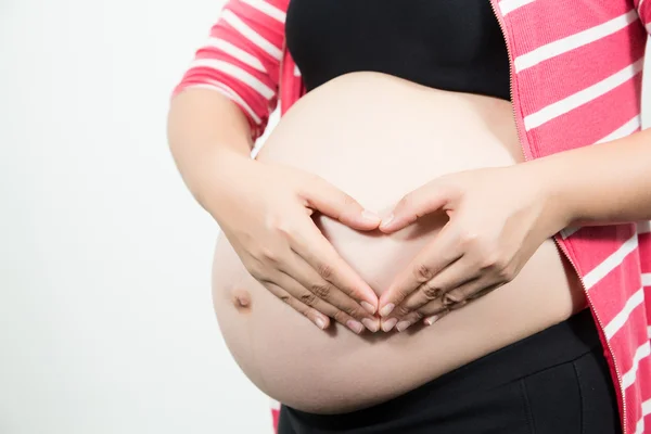 Красивая 9-месячная беременная женщина с сердцем от рук . — стоковое фото