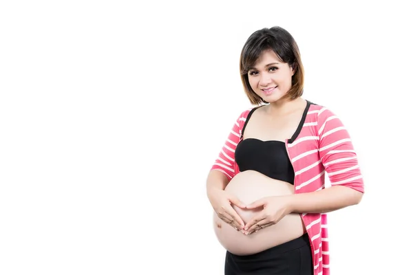 Портрет красивой 9-месячной беременной женщины с сердцем от — стоковое фото