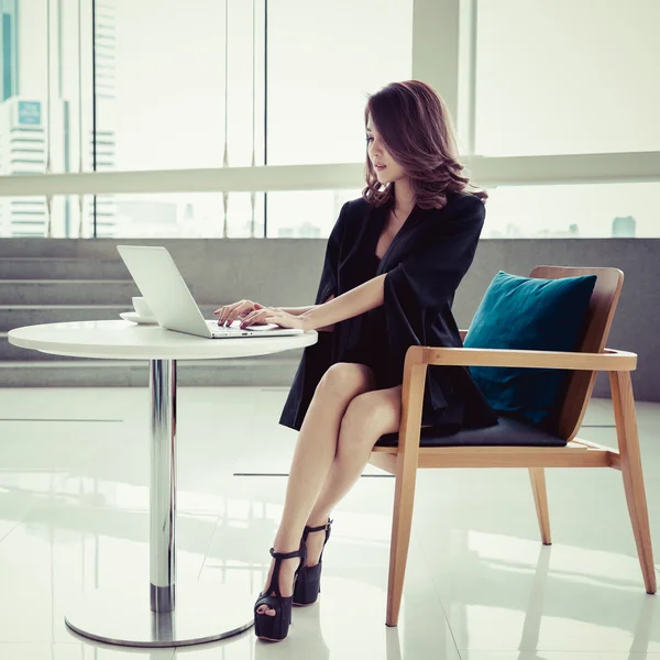 Businesswoman pomocí notebooku Stock Obrázky