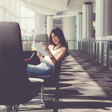 dijital tablet kullanan kadın