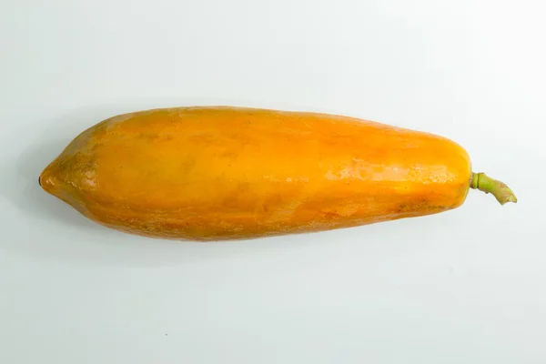 Fruto de papaya aislado sobre un fondo blanco — Foto de Stock