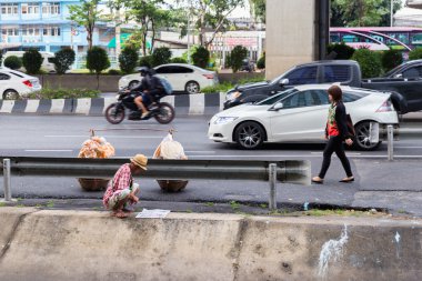 Bir Tanımlanamayan satıcı Chapman okuma newapaper