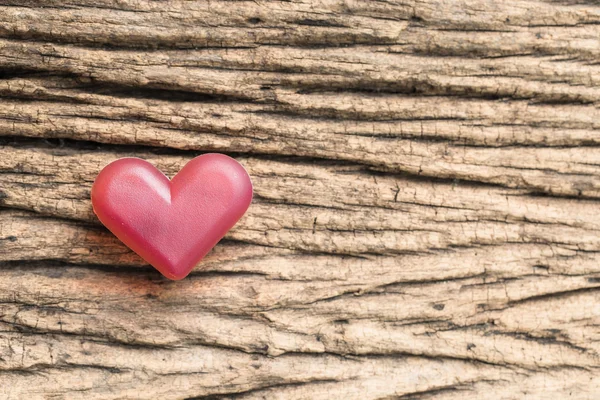 Rött hjärta på trä — Stockfoto