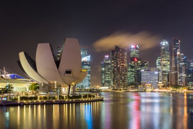 Merkezi iş bölgesi ile Singapur'da Artscience Müzesi