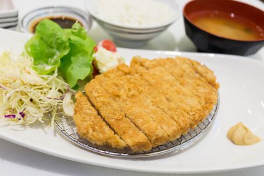 Tonkatsu - Japon ekmekli derin kızarmış domuz pirzola ile buğulama 