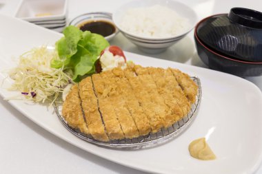 Tonkatsu - Japon ekmekli derin kızarmış domuz pirzola ile buğulama 