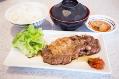 Streamed pirinç ve miso çorbası ile ızgara domuz