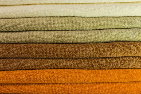 Struttura di sfondo del mucchio di asciugamani puliti colorati — Foto Stock