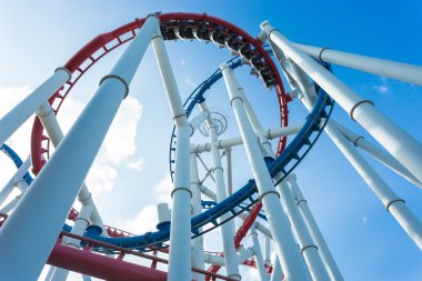 Mavi gökyüzü ile bir roller coaster'ın döngü