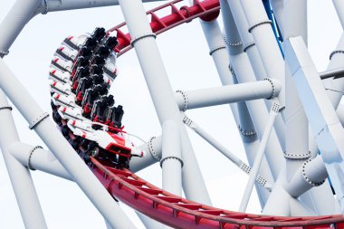 Mavi gökyüzü ile bir roller coaster'ın döngü