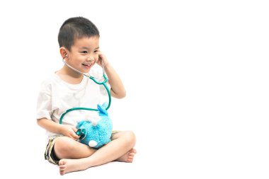 Doktor olarak izole WHI ayı ile oynayan sevimli Asya çocuk