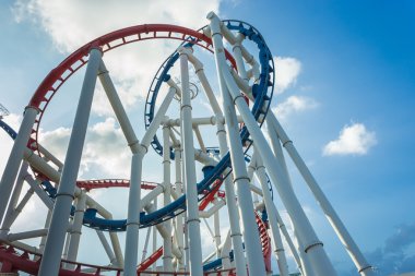 Mavi gökyüzü ile bir roller coaster'ın döngü