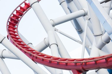 Mavi gökyüzü ile bir roller coaster'ın döngü