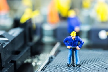 Mühendislerden oluşan bir ekip ana kartı tamir ediyor. Bilgisayar onarımı