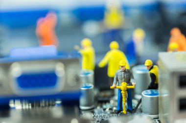 Mühendislerden oluşan bir ekip ana kartı tamir ediyor. Bilgisayar onarımı