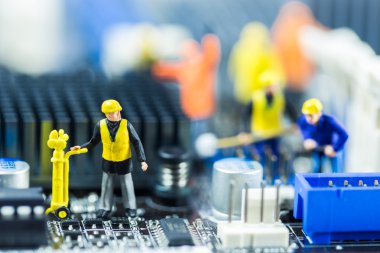 Mühendislerden oluşan bir ekip ana kartı tamir ediyor. Bilgisayar onarımı