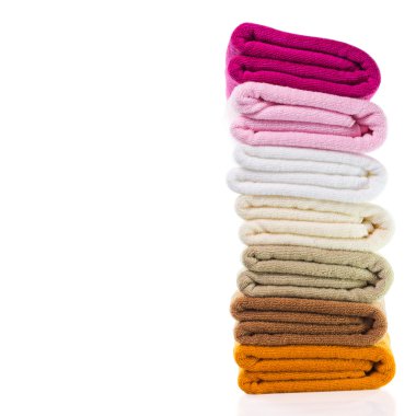 Beyaz arka plan üzerinde izole renkli temiz havlu yığını
