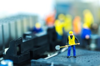 Mühendislerden oluşan bir ekip ana kartı tamir ediyor. Bilgisayar onarımı