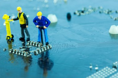 Mühendislerden oluşan bir ekip ana kartı tamir ediyor. Bilgisayar onarımı