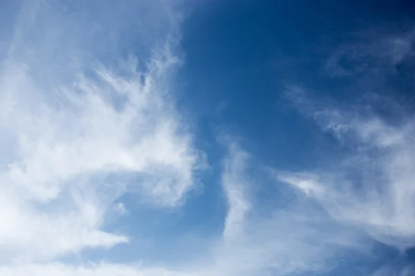 Nubes esponjosas blancas en el cielo azul — Foto de Stock