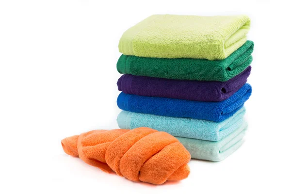 Mucchio di asciugamani puliti colorati isolati su sfondo bianco — Foto Stock