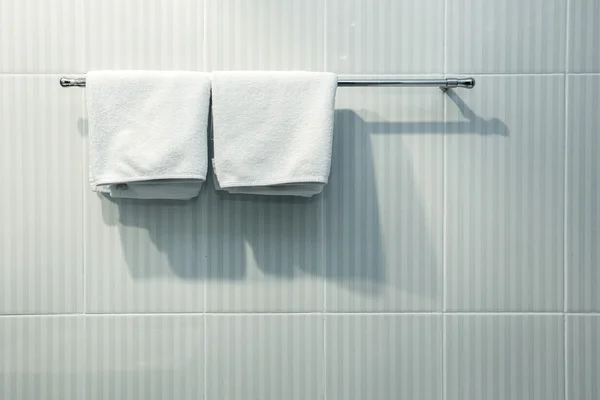 Primer plano de bonitas toallas blancas en la línea de ropa en el baño — Foto de Stock