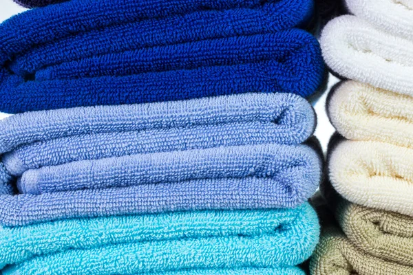 Textura de fundo da pilha de toalhas limpas coloridas — Fotografia de Stock