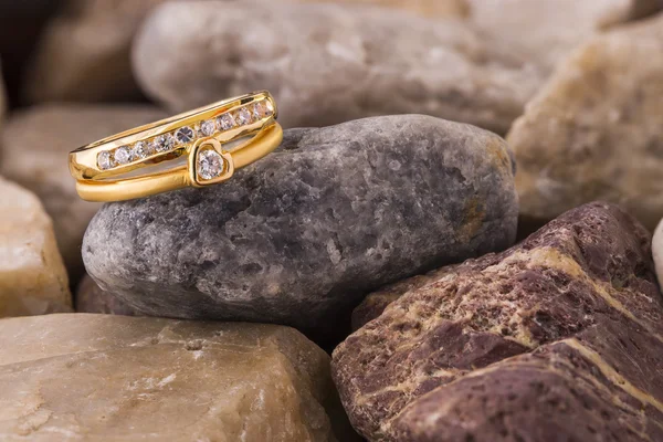 Tvar srdce diamantový prsten na foukané staré kameny — Stock fotografie