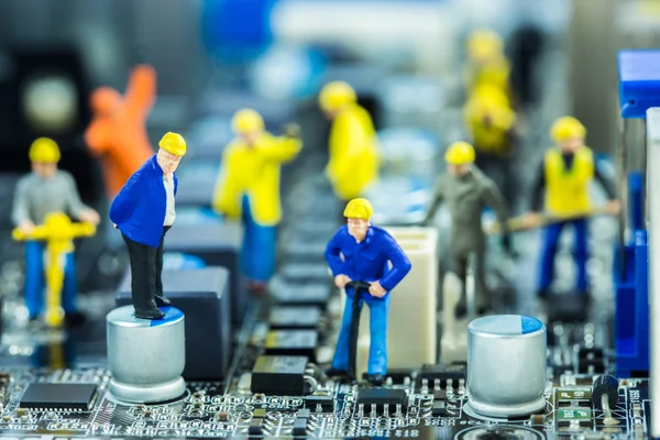 Patron ve devre ana tahta tamir mühendislerden oluşan ekip. Compu